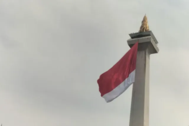 Bendera merah putih terbentang di Monas saat gladi bersih perayaan HUT Ke-80 TNI di Monas, Jakarta Pusat, Jumat (3/10/2025). ANTARA/Walda Marison