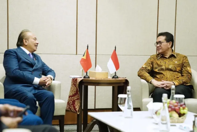 Menteri Perdagangan RI Budi Santoso (kanan) dan Wakil Perdana Menteri Timor Leste Fransisco Kalbuadi Lay dalam pertemuan di sela-sela penyelenggaraan Trade Expo Indonesia ke-40, di ICE BSD, Tangerang, Banten, Kamis (16/10/2025). ANTARA/HO-Kemendag.