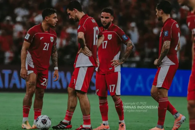 Para pemain tim nasional Indonesia pada laga Grup B putaran keempat Kualifikasi Piala Dunia 2026 zona Asia kontra Irak di Stadion King Abdullah Sports City, Jeddah, Sabtu (11/10/2025) malam waktu setempat. Indonesia kalah 0-1 pada laga tersebut dan gagal ke Piala Dunia 2026. (PSSI)