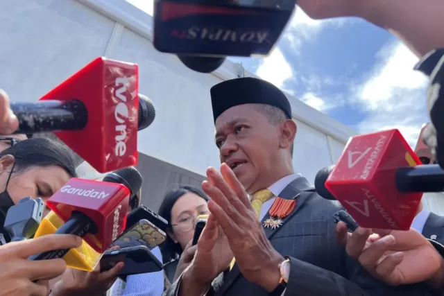 Menteri Energi dan Sumber Daya Mineral (ESDM) Bahlil Lahadalia memberi keterangan setelah Upacara Hari Jadi Pertambangan dan Energi yang digelar di Monumen Nasional (Monas), Jakarta, Jumat (24/10/2025). ANTARA/Putu Indah Savitri.