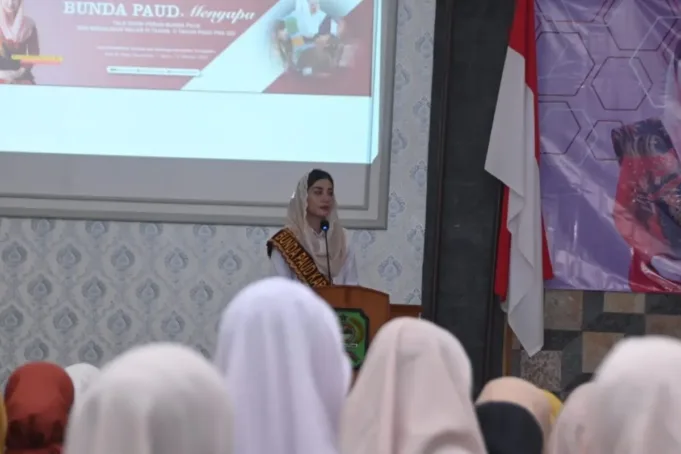 Bunda PAUD Kabupaten Trenggalek, Novita Hardini, menyosialisasikan program Wajar 13 Tahun kepada para Bunda PAUD kecamatan di Aula Dinas Pendidikan, Pemuda, dan Olahraga Trenggalek, Senin (13/10/2025). ANTARA/HO - Prokopim Trenggalek.