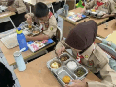 SPPG Pandeglang Klarifikasi Video MBG Berbungkus Plastik, BGN Tegaskan Wajib Ikuti SOP Ilustrasi - Sejumlah siswa menyantap makan bergizi gratis (MBG) di SDN Cipulir 01 Pagi, Jakarta Selatan, Rabu (12/2/2025). ANTARA/Luthfia Miranda Putri