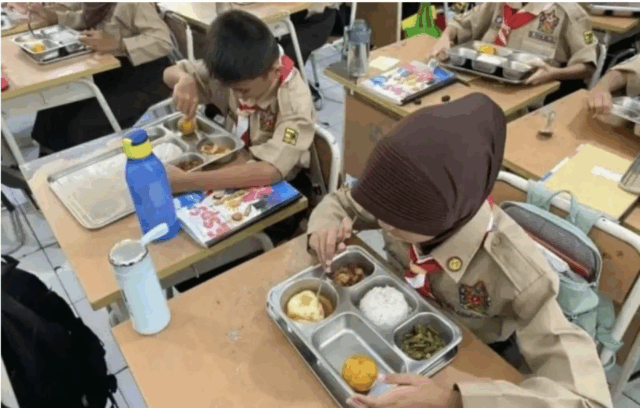 Ilustrasi - Sejumlah siswa menyantap makan bergizi gratis (MBG) di SDN Cipulir 01 Pagi, Jakarta Selatan, Rabu (12/2/2025). ANTARA/Luthfia Miranda Putri