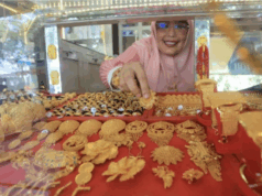 BPS Catat Harga Emas Turun Setelah Inflasi 30 Bulan Berturut-turut Pedagang menata emas perhiasan di salah satu pusat penjualan Toko Emas Murni Kota Meulaboh, Aceh Barat, Aceh, Sabtu (27/9/2025). Harga emas perhiasan sejak sepekan terakhir di Aceh mengalami kenaikan yang terdiri emas murni 23 karat naik dari Rp6,3 juta per mayam atau 3,3 gram menjadi Rp 6,6 juta per mayam, emas london 22 karat naik dari Rp6,1 juta per mayam menjadi Rp6,3 juta per mayam belum termasuk ongkos pembuatan, kenaikan harga emas tersebut dipicu kondisi ekonomi global yang tidak stabil dan penguatan harga emas dunia. ANTARA FOTO/Syifa Yulinnas/nz