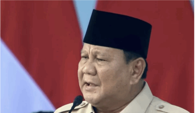 Presiden Prabowo Subianto memberikan amanat selaku inspektur upacara saat upacara puncak peringatan HUT Ke-80 TNI di Lapangan Silang Monas, Jakarta, Minggu (5/10/2025). ANTARA/HO-BPMI Sekretariat Presiden.