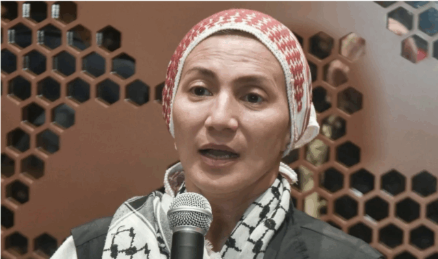 Aktivis dari Indonesia Global Peace Convoy Wanda Hamidah memberikan keterangan terkait misi pelayaran kemanusiaan Global Sumud Flotilla (GSF) di Jakarta Selatan, Sabtu (4/10/2025). Pada keteranganya mereka menyatakan relawan dari Indonesia yang ikut dalam misi pelayaran kemanusiaan GSF tidak bisa memasuki wilayah Gaza karena dihentikan paksa oleh pasukan Israel saat pelayaran dan misi pengiriman bantuan kemanusiaan belum terselesaikan. ANTARA FOTO/Fakhri Hermansyah/sgd/pri.