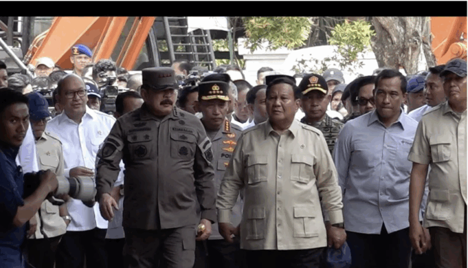Presiden RI Prabowo Subianto menyampaikan keterangan di sela agenda penyerahan barang hasil rampasan negara dari kasus tambang ilegal kepada PT Timah Tbk di Pangkal Pinang, Kepulauan Bangka Belitung, Senin (6/10/2025). ANTARA/Cahya Sari