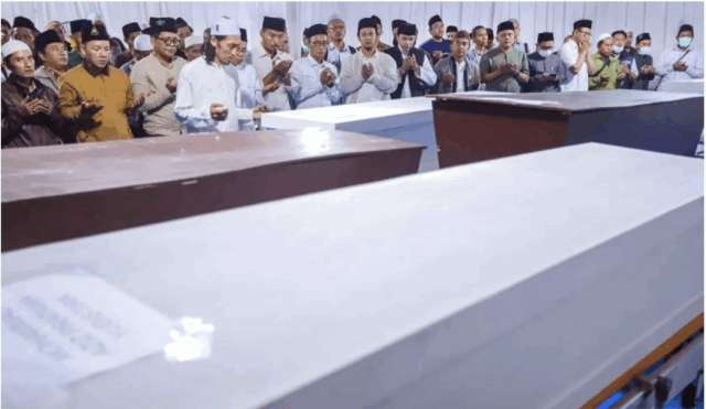 Rekan dan keluarga menggelar tahlil dan doa bersama untuk korban runtuhnya bangunan mushala Pondok Pesantren (Ponpes) Al Khoziny di Rumah Sakit Bhayangkara H.S. Samsoeri Mertojoso, Surabaya, Jawa Timur, Senin (6/10/2025). ANTARA FOTO/Rizal Hanafi/foc/aa.