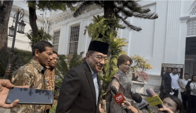 Benjamin Paulus Octavianus menyampaikan tanggapan terkait kabar pelantikan dirinya sebagai Wakil Menteri Kesehatan RI di kompleks Istana Kepresidenan, Jakarta, Rabu (8/10/2025). ANTARA/Fathur Rochman.