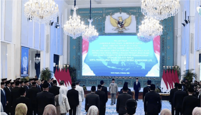 Presiden Prabowo Subianto melantik Dony Oskaria sebagai Kepala Badan Pengaturan BUMN di Istana Negara, Jakarta, Rabu (8/10/2025). ANTARA/HO-BPMI Sekretariat Presiden.