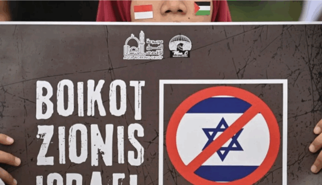 Arsip - Simpatisan dari Aqsa Working Group berunjuk rasa mengecam kekerasan Israel terhadap warga Gaza, Palestina di depan Kedutaan Besar Amerika Serikat, Jakarta, Jumat (11/4/2025). ANTARA FOTO/Aditya Pradana Putra/Spt.