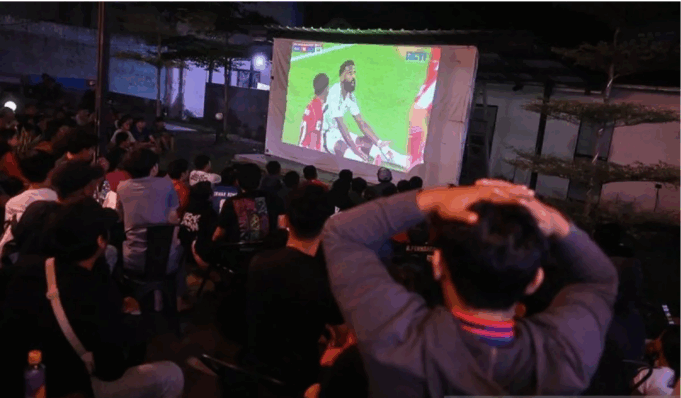 Pelatih tim nasional Indonesia Patrick Kluivert menilai para pemainnya telah menunjukkan semangat juang tinggi meskipun harus menelan kekalahan 2–3 dari Arab Saudi pada pertandingan Grup B putaran keempat Kualifikasi Piala Dunia 2026 zona Asia di Stadion King Abdullah Sports City, Jeddah, Kamis (9/10) dini hari WIB.