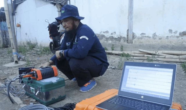 Petugas Badan Meteorologi, Klimatologi dan Geofisika (BMKG) memasang alat pendeteksi gempa di lokasi terdampak gempa Desa Sumberwaru, Banyuputih, Situbondo, Jawa Timur, Jumat (26/9/2025). BMKG Stasiun Geofisika Pasuruan Jawa Timur mencatat hingga hari ini pukul 08.00 WIB, terjadi sebanyak 26 kali gempa susulan dengan kekuatan berkurang atau melemah mulai dari magnitudo 3,6 hingga magnitudo 1,8, sejak gempa magnitudo 5,7 SR, Kamis (25/9) sore yang dimutakhirkan menjadi magnitudo 5,4. ANTARA FOTO/Seno/rwa.