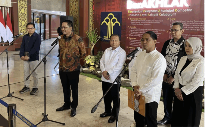 Screenshot 2025-10-10 at 11.30.57 AM Menteri Hukum Supratman Andi Agtas (tengah) dan Sekretaris Jenderal Partai Solidaritas Indonesia Raja Juli Antoni (kanan) menyampaikan keterangan kepada pers usai serah terima surat keputusan di Kantor Kementerian Hukum, Jakarta, Jumat (10/10/2025). (ANTARA/Fath Putra Mulya)