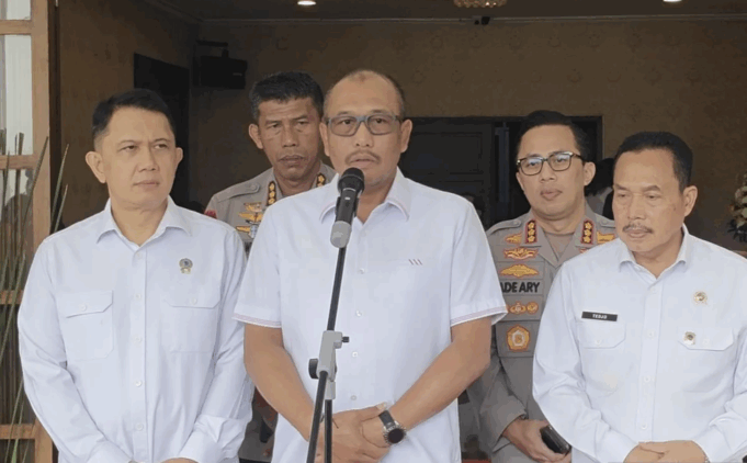 Direktur Reserse Kriminal Umum Polda Metro Jaya Brigjen Pol Wira Satya Triputra (tengah) saat ditemui di Jakarta, Kamis (12/6/2025). ANTARA/Ilham Kausar.