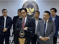 Yusril Tegas! Kasus Brimob Aniaya Pelajar Harus Diusut, Tak Ada yang Kebal Hukum Menteri Koordinator Bidang Hukum, HAM, Imigrasi, dan Pemasyarakatan Yusril Ihza Mahendra (ketiga kiri) menjawab pertanyaan pers di Kantor Kemenko Kumham Imipas, Jakarta, Kamis (9/10/2025). ANTARA/Fath Putra Mulya.