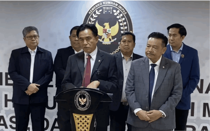 Screenshot 2025-10-10 at 9.59.36 AM Menteri Koordinator Bidang Hukum, HAM, Imigrasi, dan Pemasyarakatan Yusril Ihza Mahendra (ketiga kiri) menjawab pertanyaan pers di Kantor Kemenko Kumham Imipas, Jakarta, Kamis (9/10/2025). ANTARA/Fath Putra Mulya.