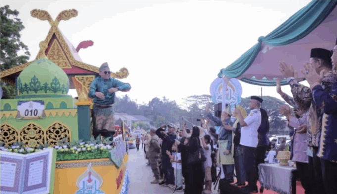 Suasana pelepasan peserta Pawai Ta’aruf Seleksi Tilawatil Qur’an dan Hadis (STQH) Nasional ke-28 di Kendari, Sulawesi Tenggara pada Sabtu (11/10/2025). ANTARA/HO-Humas Kemenag.