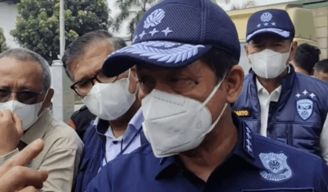 Menteri Lingkungan Hidup Hanif Faisol Nurofiq di Kabupaten Serang, Selasa (7/10/2025). (ANTARA/Devi Nindy)