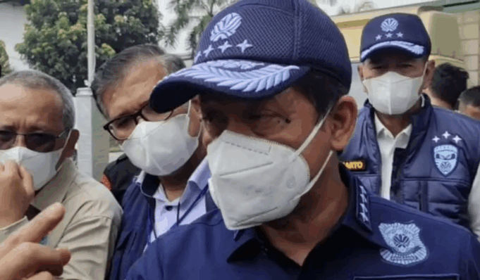 Menteri Lingkungan Hidup Hanif Faisol Nurofiq di Kabupaten Serang, Selasa (7/10/2025). (ANTARA/Devi Nindy)