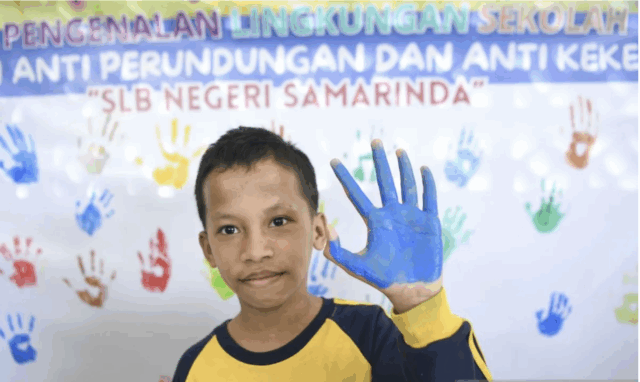 Seorang siswa penyandang disabilitas menunjukkan tangannya yang telah dilumuri cat air saat mengikuti deklarasi anti perundungan dan kekerasan dalam pelaksanaan Masa Pengenalan Lingkungan Sekolah (MPLS) di SLB Negeri Samarinda, Kalimantan Timur, Rabu (16/7/2025). Deklarasi tersebut bertujuan untuk menciptakan sekolah yang ramah anak yang terhindar dari perundungan, kekerasan serta dapat belajar dengan aman dan nyaman sehingga terbentuk anak yang berkarakter, bermartabat, dan bermanfaat. ANTARA FOTO/M Risyal Hidayat/YU (ANTARA FOTO/M RISYAL HIDAYAT)