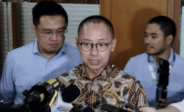 Wakil Ketua MPR RI Eddy Soeparno saat diwawancarai di kompleks parlemen, Jakarta, Senin (13/10/2025). (ANTARA/Bagus Ahmad Rizaldi)