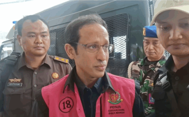 Tersangka kasus dugaan korupsi pengadaan alat TIK berupa laptop Chromebook di Kementerian Pendidikan, Kebudayaan Riset dan Teknologi (Kemendikbudristek) periode 2019–2022, Nadiem Makarim, menyapa awak media di Gedung Jampidsus Kejaksaan Agung, Jakarta, Selasa (14/10/2025). ANTARA/Nadia Putri Rahmani