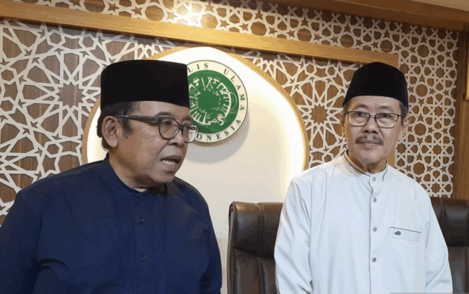 Ketua Bidang Informasi dan Komunikasi Dewan Pimpinan MUI Masduki Baidlowi (kiri) saat ditemui di Kantor MUI, Jakarta, Jumat (29/8/2025). ANTARA/Lintang Budiyanti Prameswari.