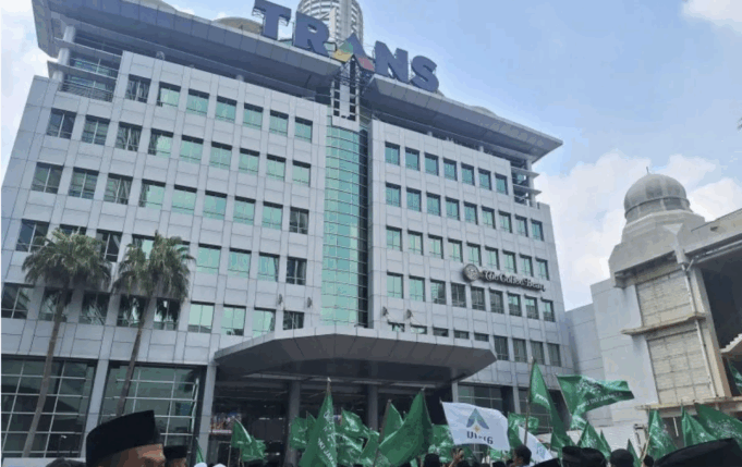 Screenshot 2025-10-15 at 11.44.31 AM Pengunjuk rasa dari Pengurus Wilayah Nahdlatul Ulama (PWNU) DKI Jakarta dan alumni pesantren memadati halaman gedung Trans7, Jakarta, Rabu (15/10/2025). ANTARA/Luthfia Miranda Putri.