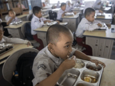 1 Tahun Pemerintahan Prabowo: Catatan Perbaikan di Program Kesehatan Sejumlah siswa menyantap Makan Bergizi Gratis (MBG) di SD Negeri 162 Palembang, Sumatera Selatan, Selasa (14/10/2025). Berdasarkan data dari BGN Sumatera Selatan, per 6 Oktober 2025 realisasi penerima manfaat MBG di Provinsi tersebut mencapai 1.174.645 orang penerima manfaat dari target yang ditetapkan sebear 2.402.446 orang potensi penerima manfaat dengan total jumlah dapur Satuan Pelayanan Pemenuhan Gizi (SPPG) yang sudah berdiri sebanyak 390 dapur dari target yang ditetapkan sebanyak 808 dapur SPPG dan ditargetkan dapat terpenuhi hingga akhir tahun 2025. ANTARA FOTO/Nova Wahyudi/YU