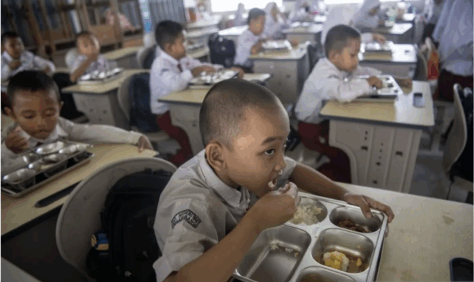 Sejumlah siswa menyantap Makan Bergizi Gratis (MBG) di SD Negeri 162 Palembang, Sumatera Selatan, Selasa (14/10/2025). Berdasarkan data dari BGN Sumatera Selatan, per 6 Oktober 2025 realisasi penerima manfaat MBG di Provinsi tersebut mencapai 1.174.645 orang penerima manfaat dari target yang ditetapkan sebear 2.402.446 orang potensi penerima manfaat dengan total jumlah dapur Satuan Pelayanan Pemenuhan Gizi (SPPG) yang sudah berdiri sebanyak 390 dapur dari target yang ditetapkan sebanyak 808 dapur SPPG dan ditargetkan dapat terpenuhi hingga akhir tahun 2025. ANTARA FOTO/Nova Wahyudi/YU
