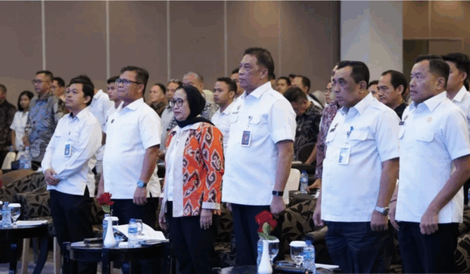 Wakil Kepala BGN Nanik S. Deyang (mengenakan batik) dalam rapat koordinasi kejadian menonjol terkait Makan Bergizi Gratis (MBG) di Jakarta pada Selasa (14/10/2025). ANTARA/HO-BGN.