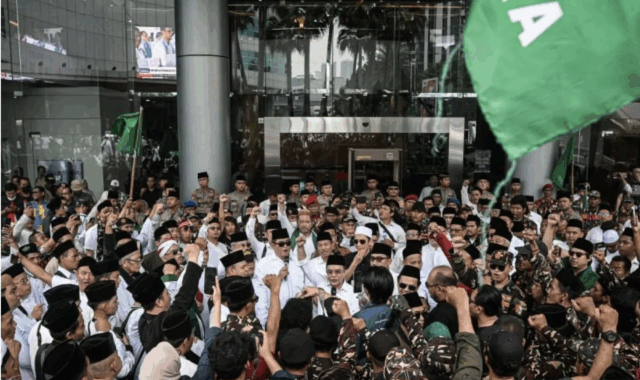 Pengunjuk rasa mengikuti Aksi Bela Ulama dan Pesantren di gedung Transmedia, Jakarta, Rabu (15/10/2025). ANTARA FOTO/Sulthony Hasanuddin/bar (ANTARA FOTO/SULTHONY HASANUDDIN)