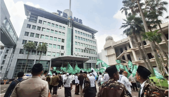 Pengunjuk rasa dari Pengurus Wilayah Nahdlatul Ulama (PWNU) DKI Jakarta dan alumni pesantren memadati halaman gedung Trans7, Jakarta, Rabu (15/10/2025). ANTARA/Luthfia Miranda Putri/aa.