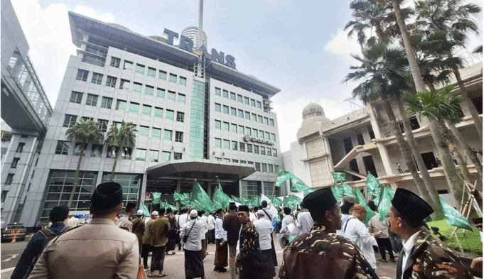 Pengunjuk rasa dari Pengurus Wilayah Nahdlatul Ulama (PWNU) DKI Jakarta dan alumni pesantren memadati halaman gedung Trans7, Jakarta, Rabu (15/10/2025). ANTARA/Luthfia Miranda Putri/aa.