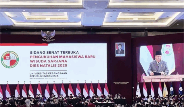 Presiden Prabowo Subianto saat memberikan paparan pada orasi ilmiah Universitas Kebangsaan Republik Indonesia (UKRI) di Kota Bandung, Jawa Barat, Sabtu (18/10/2025). ANTARA/Rubby Jovan/aa.