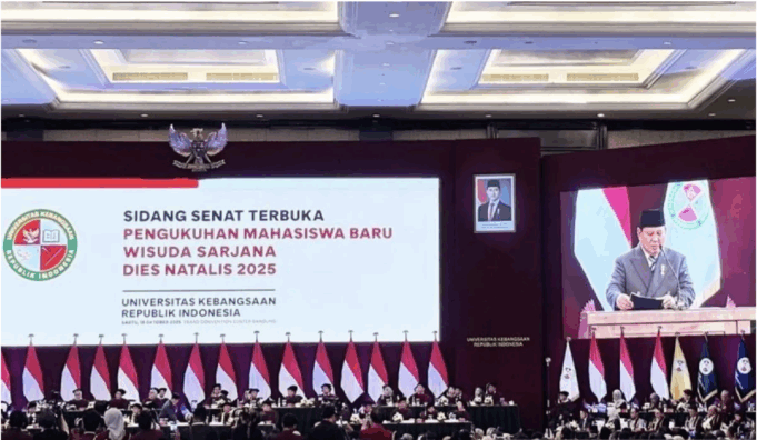 Screenshot 2025-10-18 at 5.12.57 PM Presiden Prabowo Subianto saat memberikan paparan pada orasi ilmiah Universitas Kebangsaan Republik Indonesia (UKRI) di Kota Bandung, Jawa Barat, Sabtu (18/10/2025). ANTARA/Rubby Jovan/aa.