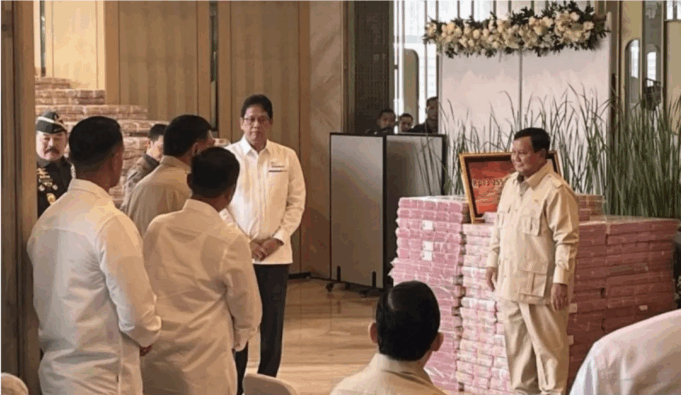 Presiden RI Prabowo Subianto (kanan) menyaksikan penyerahan uang pengganti kerugian negara dalam perkara tindak pidana korupsi pemberian fasilitas ekspor minyak kelapa sawit (CPO) dan turunannya sebesar Rp13,2 triliun oleh Jaksa Agung ST Burhanuddin kepada Menteri Keuangan Purbaya Yudhi Sadewa di Kejaksaan Agung RI, Jakarta, Senin (20/10/2025). ANTARA/Fathur Rochman.