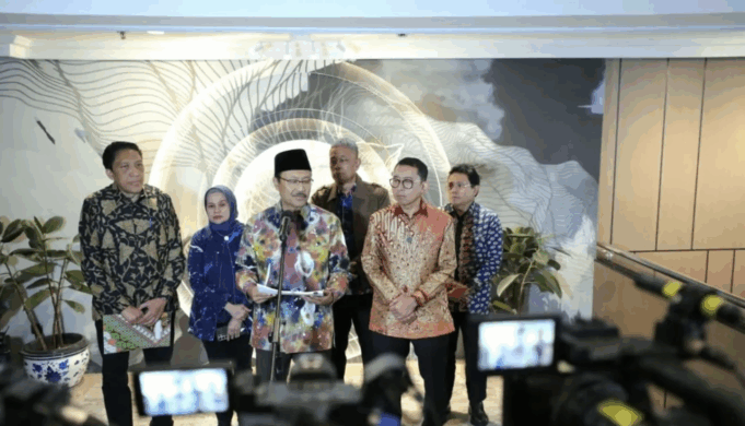 Menteri Sosial Saifullah Yusuf didampingi jajaran pejabat Kementerian Sosial memberikan keterangan pers usai menyerahkan berkas usulan 40 tokoh menjadi Pahlawan Nasional kepada Menteri Kebudayaan sekaligus Ketua Dewan Gelar, Tanda Jasa, dan Tanda Kehormatan (GTK), Fadli Zon di Kantor Kementerian Kebudayaan, Jakarta, Selasa (21/10/2025). ANTARA/HO- Biro Humas Kemensos.