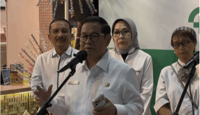 Gubernur DKI Jakarta Pramono Anung Wibowo saat dijumpai di kawasan Jakarta Pusat, Rabu (22/10/2025). ANTARA/Lifia Mawaddah Putri.