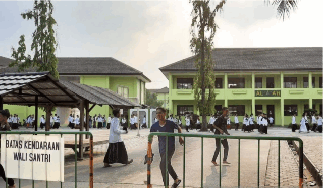 Ilustrasi - Sejumlah santri beraktivitas di area pondok pesantren yang ada di wilayah Kabupaten Tangerang, Banten. ANTARA/Azmi Samsul Maarif/am.