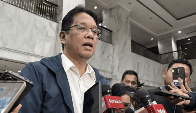 Menteri Keuangan Purbaya Yudhi Sadewa menjawab pertanyaan wartawan dalam wawancara cegat di kantor Kementerian Keuangan, Jakarta, Selasa (21/10/2025). ANTARA/Imamatul Silfia/pri.