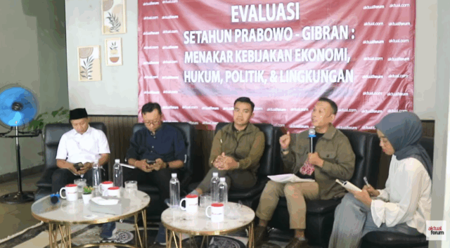 Direktur Eksekutif Wahana Lingkungan Hidup Indonesia (WALHI), Tubagus Soleh Ahmad (Kanan)