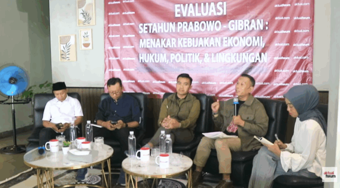 Direktur Eksekutif Wahana Lingkungan Hidup Indonesia (WALHI), Tubagus Soleh Ahmad (Kanan)