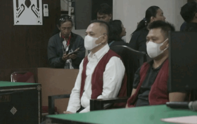 Kompol I Made Yogi Purusa Utama (kiri) dan Ipda I Gde Aris Chandra Widianto (kanan) dalam sidang pembacaan dakwaan di Pengadilan Negeri Mataram, NTB, Senin (27/10/2025). ANTARA/Dhimas B.P.