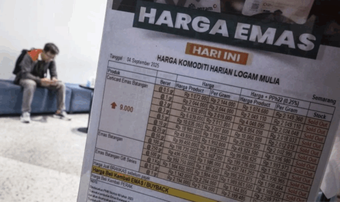 Ilustrasi - Warga mencari informasi ketersediaan emas ANTAM di Butik Emas Logam Mulia ANTAM kompleks DP Mall, Semarang, Jawa Tengah, Kamis (4/9/2025). ANTARA FOTO/Aprillio Akbar/nz.