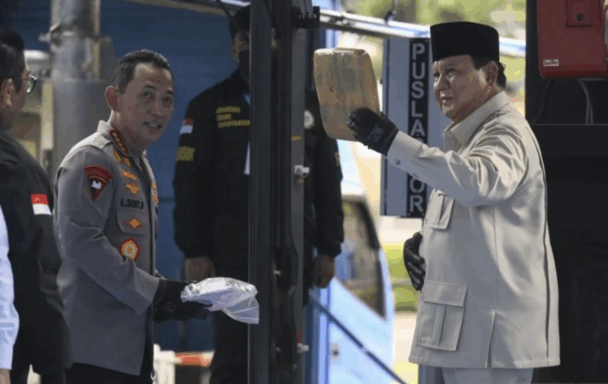 Presiden Prabowo Subianto (kanan) bersama Kapolri Jenderal Pol. Listyo Sigit Prabowo menunjukkan barang bukti narkoba yang akan dimusnahkan di Lapangan Bhayangkara, Mabes Polri, Jakarta, Rabu (29/10/2025). Presiden Prabowo Subianto memimpin pemusnahan barang bukti narkoba sebanyak 214,84 ton senilai Rp29,37 triliun yang diamankan Polri sejak Oktober 2024 hingga Oktober 2025. ANTARA FOTO/Hafidz Mubarak A/foc.