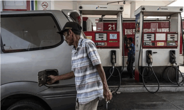 Ilustrasi - Warga bersiap mengisi bahan bakar minyak (BBM) jenis Biosolar di SPBU COCO Jalan Ahmad Yani, Semarang, Jawa Tengah, Jumat (10/10/2025). ANTARA FOTO/Aprillio Akbar/foc.