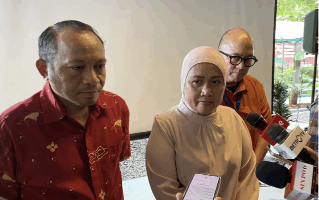 Sekretaris Jenderal Kementerian HAM Novita Ilmaris (tengah) menjawab pertanyaan wartawan di Jakarta, Jumat (31/10/2025). ANTARA/Fath Putra Mulya