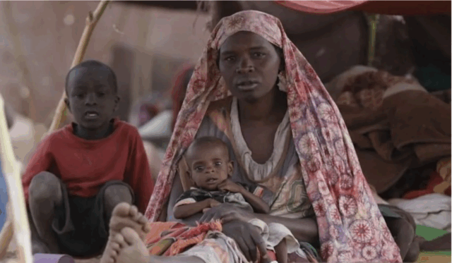 Seorang wanita memegang seorang anak di sebuah kamp pengungsi di El Fasher, wilayah Darfur Utara, Sudan (9/7/2025). ANTARA/Xinhua/HO-UNICEF/aa. (UNICEF handout via Xinhua)
